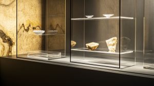 Pros and Cons of Glass Display Cases (7)