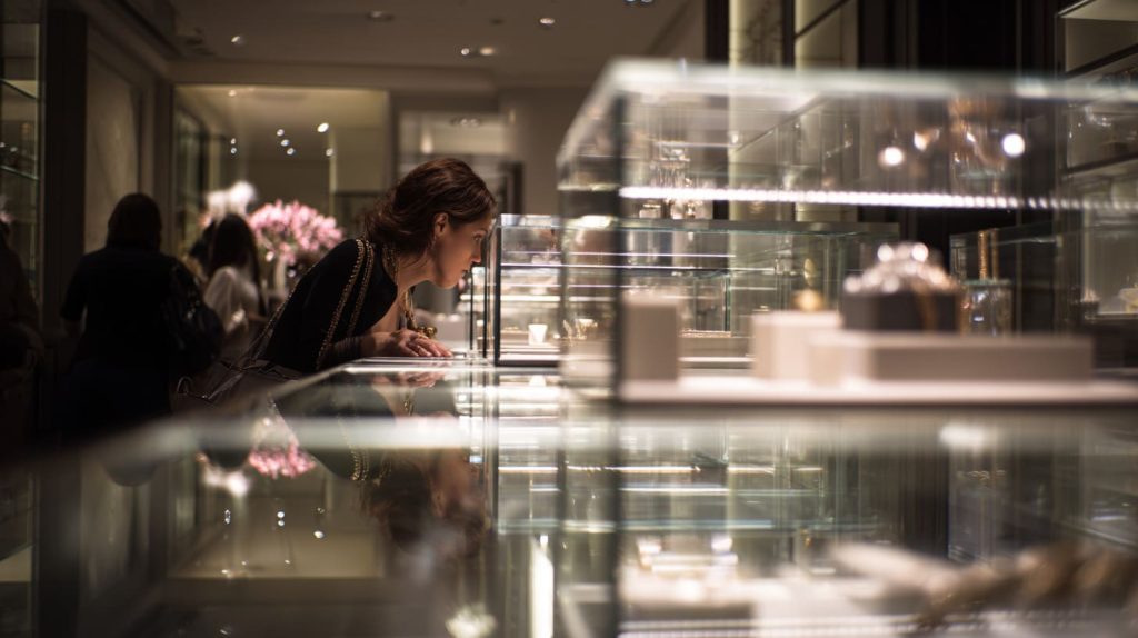 Pros and Cons of Glass Display Cases (1)