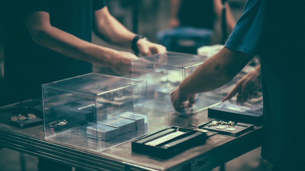 Pros and Cons of Glass Display Cases (7)