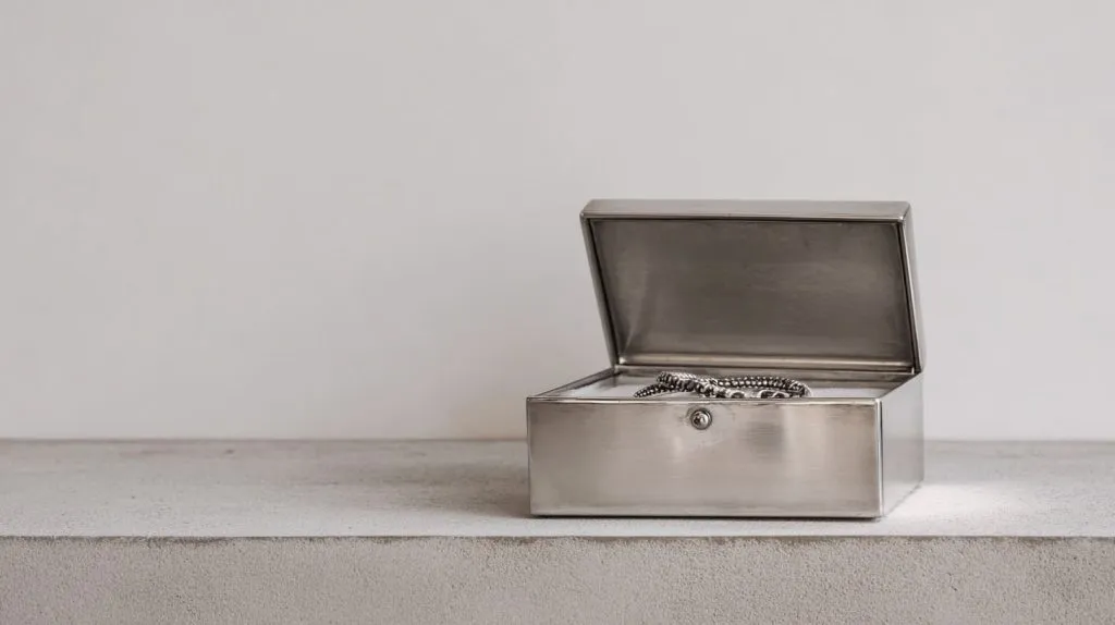 Wood vs Metal vs Acrylic Jewelry Boxes (4)