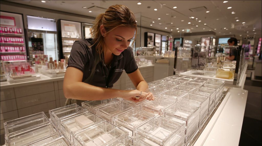 Acrylic Frames VS Glass Frames for Home and Retail Use (5)